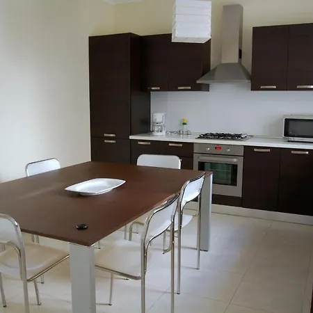 Large With Seaviews Apartman *
